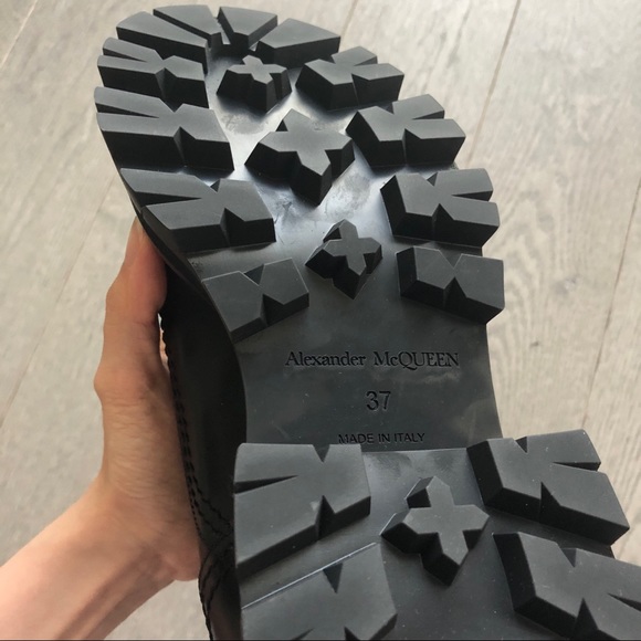 Alexander McQueen Wander Chelsea Boots - Picture 9 of 9